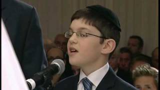 Chazzan Avromi Freilich sings Eishes Chayil with his son at a Chuppah