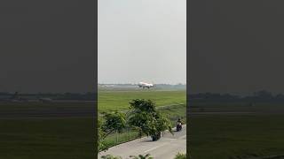 LION AIR BOEING 737 mendarat mulus di runway 06.