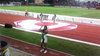 Bailando en el estadio delfin