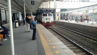 CC 206 13 92 YK FT PUE 14B Limited Express Argo Muria Masinis Ramah Di Jalur 3 Stasiun Manggarai