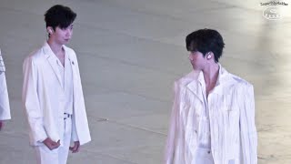 Fancam | INTO1 Châu Kha Vũ x Trương Gia Nguyên trước thềm biểu diễn sân khấu khai màn Siêu Tân Tinh