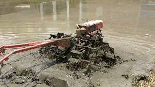 Lahan Berlimpah Air..Memudahkan Traktor Sawah MengHaluskan Lahan