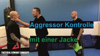 Kontrolle eines Aggressors mit einer Jacke