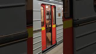 Ečs train opening the doors