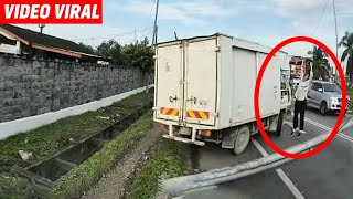 Lori Potong Q sangkut tiang letrik