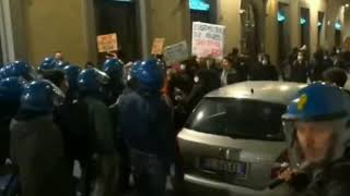 Firenze, corteo non autorizzato: la polizia carica i manifestanti