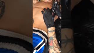 Khea Haciendose Un Nuevo Tatuaje