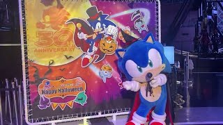 Sonic showing his new Halloween poster