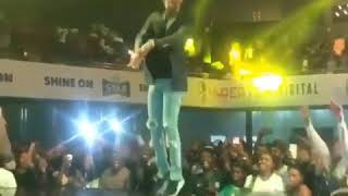 9ice Pays Homage, Bows To TuBaba On Stage