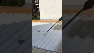 telhado pintando com tinta emborrachada | Telhado Brasilit pintando