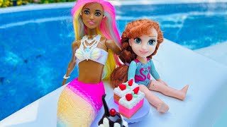 BARBIE MERMAID Birthday ! Elsa & Anna toddlers swimming Fun - floaties - water splash - pool