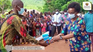 Governadora do Niassa entrega material escolar a alunos no distrito de Mecula vítimas de insurgência