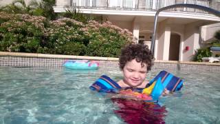 Sony Xperia Z3 - First 4K Underwater test at the pool