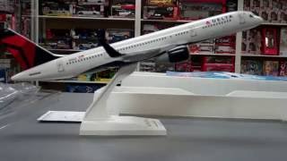 Skymarks Delta Airlines Boeing 757-200 1/150 Scale Model with Stand