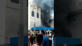 Se ha reportado un incendio por la Catedral Metropolitana en el Centro Histórico de San Salvador .