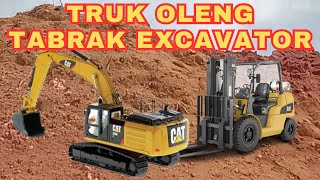 TRUK FORKLIFT OLENG TERBANG MENABRAK EXCAVATOR BESAR