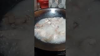 Proses merebus ayam untuk dijadikan ayam gulai