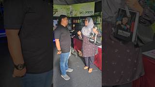 Pelanggan pertama datang ke booth saya hari ini.