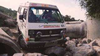 VW Vanagon Syncro Off-Road Crushing Rocks