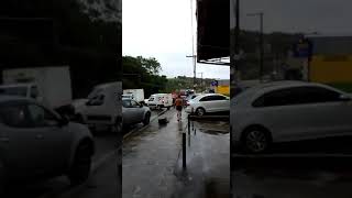 Caus e alagamento na Avenida José Sette em Cariacica, área tomada rápido pelo alagamento