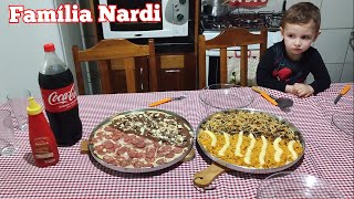 Pizza caseira, fácil e gostosa. Nossa janta de sábado. Pizza de carnê, frango, calabresa e chocolate