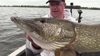 MEGA SNOEK IN DE BOOT TIJDENS DAGJE TROLLEN!