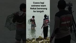 cuaca buruk nekat berenang ketengah ombak #pasangwuwu #pinggirlaut #pinggirpantai