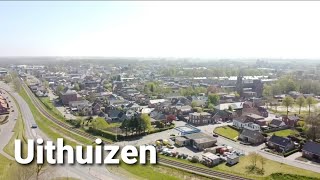 Uithuizen in beeld, met kerk, nieuwe haven en het centrum.