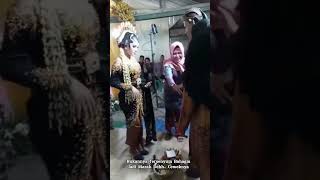 Pengantin PRIAnya mungkin ada masalah ni sama pengantin WANITAnya?..[ngelemparnya kok gitu sihh]😅