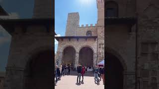 The lovely Piazza del Duomo, San Gimignano, Tuscany 🇮🇹