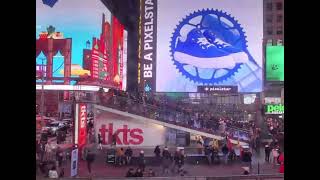 Sui palazzi di Times Square lo spot pubblicitario di Umberto Bima