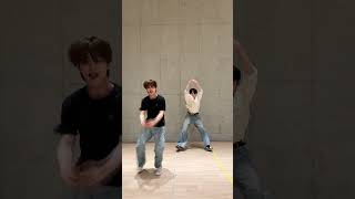 막내즈의 지휘에 맞춰🪄 #베리베리 #VERIVERY #VRVR #용승 #YONGSEUNG #강민 #KANGMIN #SEVENTEEN #MAESTRO #Shorts