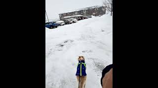 Leika DEBE ir al baño en plena tormenta de nieve