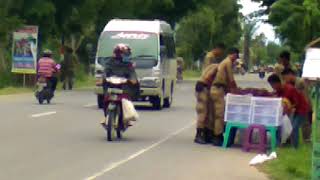 Resiko Kecelakaan : Satpol PP Langsa, Larang Pedagang di Jalan Lintas Depan SMAN 2 Langsa