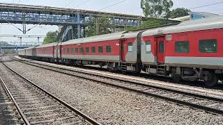 18464 KSR Bengaluru Bhubaneswar Prashanti Express rushing past Baiyyappanahalli towards Yelahanka