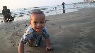 BAYI MAIN PASIR DI PANTAI MARBELLA ANYER