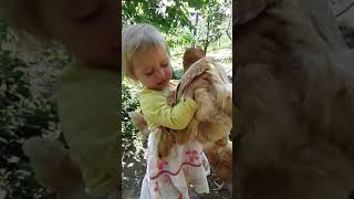 Mini Bäuerin füttert Hennen | Kinderglück mit Tieren im Garten