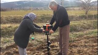 Toprak burgu makinesi ile fidan dikimi (PALMERA ZLAG520B)