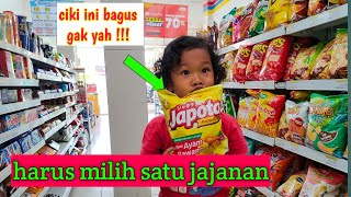 mbak Naura dan Khabir ke Indomaret memilih jajanan ciki