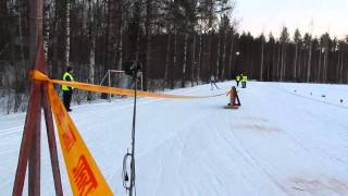 Puhoksen iltahiihdot 22.3.16, Jenni Tolonen ja Mona-Lisa Nousiainen maaliin