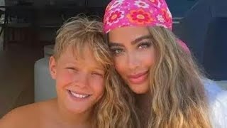 Rafaella Santos posa com o filho de Neymar em um iate em Ibiza