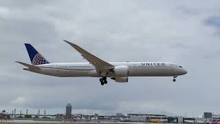 United Airlines Boeing 787-10 landing at Los Angeles International Airport KLAX