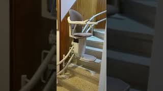 Instalación silla salvaescaleras curvo. Modelo SOFIA de Stannah Incisa