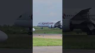 Boeing 787-8 Dreamliner greasing the runway at Abuja airport | Qatar Airways #shorts