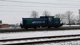 Stonka SM42 883 PKP Cargo luzem mija Rogów 25.01.2019