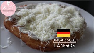 Traditionelle Ungarische Lángos / Ungarisches frittiertes Gebäck mit Schmand und Käse