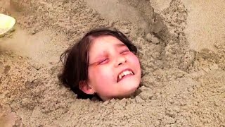 11-jähriger findet kleines Mädchen lebendig im Sand begraben. Hier ist, was mit ihr passierte!