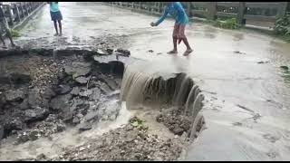 দলগাওঁ সমষ্টিৰ বিহুদিয়া গাওঁৰ দলং ৰাস্তা ভাঙি গৈ আছে । Kharupetia