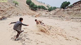 "Father's Sacrifice: Giving His Life to Save Children from the River"🌊🌊🏊‍♀️