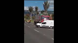 ¡REACCIÓN PELIGROSA!!😳Esto ocurrió en la calle 170 hacia el occidente en #Bogotá😱😱😱😱😱